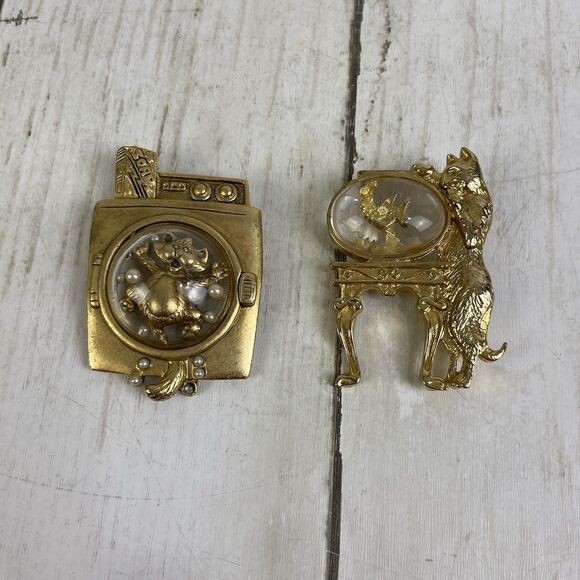 Vtg Cat Kitten Novelty Gold Tone Pin Brooches Fish Bowl & Washing Machine AJC - Picture 1 of 6